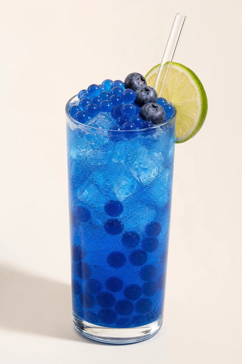 Soda con perlas explosivas sabor Blueberry — vaso liquiPOPS preparado, ideal para granizados, cócteles y sodas saborizadas